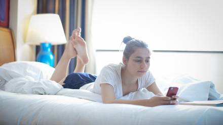 Kobieta odpoczywa, leży na łóżku. Fot. PAP/Jacek Turczyk 