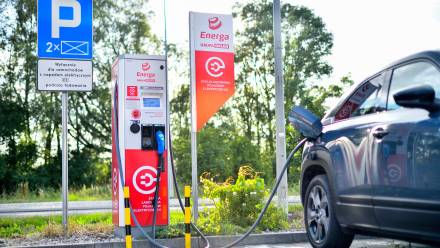Stacja ładowania pojazdów elektrycznych. Fot. PAP/Przemysław Piątkowski. 