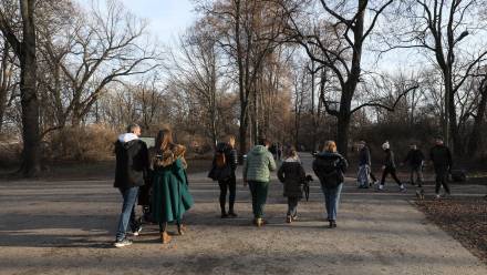 Warszawiacy korzystają ze słonecznej pogody w Parku Skaryszewskim. Zdj. ilustracyjne. Fot. PAP/Paweł Supernak