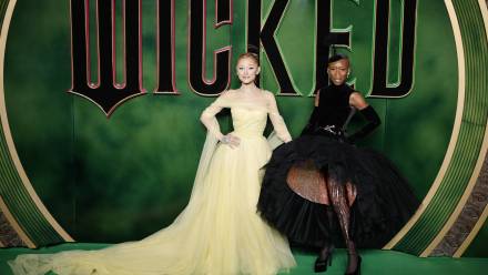 Ariana Grande i Cynthia Erivo na premierze "Wicked". Fot. PAP/EPA/TOLGA AKMEN