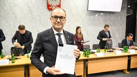 Poseł KO Marek Sowa po posiedzeniu sejmowej komisji śledczej ds. afery wizowej. Fot. PAP/Radek Pietruszka 