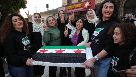 Świętujący upadek reżimu w Damaszku Fot. ABIR SULTAN/PAP/EPA