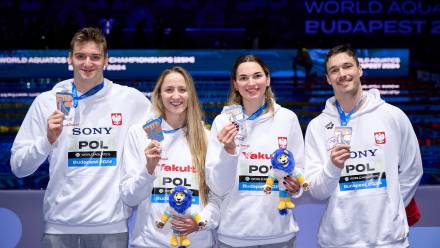 Polacy, Kamil Sieradzki, Katarzyna Wasick, Kornelia Fiedkiewicz i Piotr Ludwiczak na podium medalowym finału sztafety mieszanej 4x50 m . Fot. PAP/Rafał Oleksiewicz