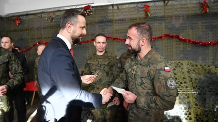 Szef MON wziął udział w wigilijnym spotkaniu z polskimi żołnierzami służącymi w Rumunii. Fot. MON/X