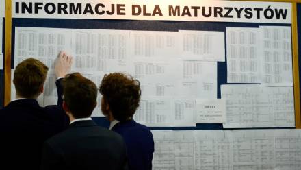 Uczniowie przed rozpoczęciem egzaminu maturalnego Fot. PAP/Jakub Kamiński