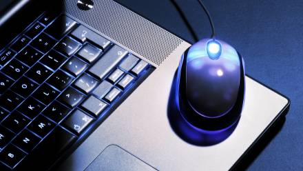 Laptop i mysz/zdjęcie ilustracyjne Fot. PAP/Archiwum