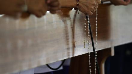 Modlitwa z różańcem, zdjęcie ilustracyjne, fot. PAP/EPA/ROLEX DELA PENA