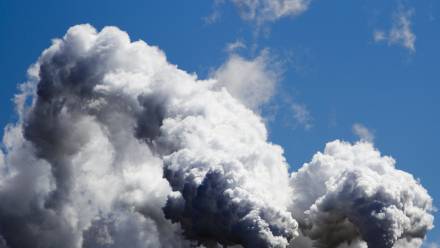 Dym unoszący się z kominów elektrowni. Fot. EPA/Justin Lane