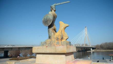 Oblany pomarańczową farbą w Warszawie pomnik Syrenki. Fot. PAP/Marcin Obara