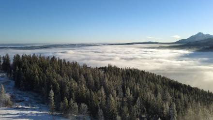 Mgły nad miastem oraz panorama Tatr, widziane z Gubałówki w Zakopanem, fot. PAP/Grzegorz Momot