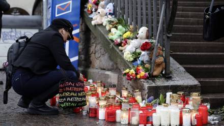 Znicze i kwiaty w miejscu ataku nożownika, fot. PAP/EPA/RONALD WITTEK