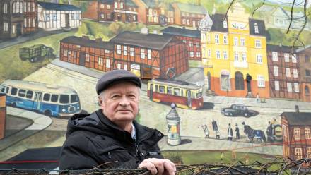 Mieczysława Wilczewski na tle muralu. Fot. PAP/	Tytus Żmijewski