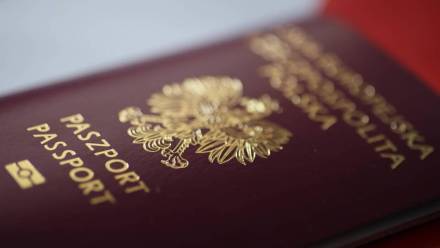Polski paszport zajął siódme miejsce i pozwala na wyjazd bez wiz do 188 państw. Fot. PAP/ Leszek Szymański