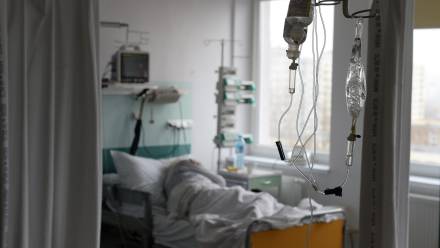 Ciężko chory pacjent. Fot. PAP/Bartłomiej Zborowski