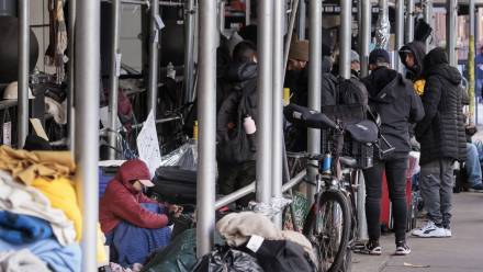 Nielegalni imigranci obok schroniska w Nowym Jorku Fot. PAP/EPA/JUSTIN LANE