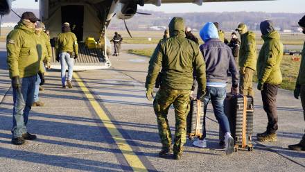 Funkcjonariusze Straży Granicznej podczas wykonywania czynności służbowych z cudzoziemcami, fot. strazgraniczna.pl