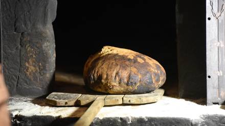 Chleb pieczony w piecu opalanym słomą w Orsara di Puglia Fot. PAP/EPA/FRANCO CAUTILLO