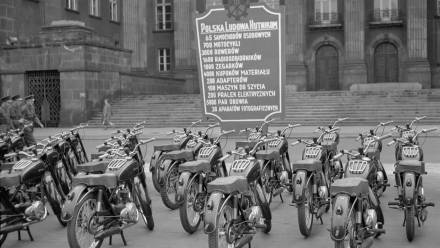 Motocykle przeznaczone dla przodowników i racjonalizatorów hutnictwa, wystawione przed Urzędem Wojewódzkim. Fot. PAP/CAF/Kazimierz Seko