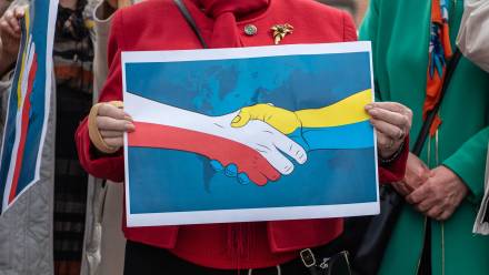 Flaga z barwami narodowymi Polski i Ukrainy. Zdj. ilustracyjne. Fot. PAP/Wojtek Jargiło