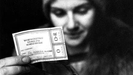 Polska, luty 1983 r. Kobieta prezentuje kartki na obuwie. Fot. PAP/CAF/Marek Broniarek