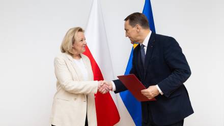 Szef MSZ Radosław Sikorski wręczył we wtorek nominację ambasadorską Agnieszce Bartol. Fot. Radosław Sikorski/X