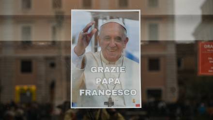  Ulotka z wizerunkiem papieża Franciszka w Watykanie, fot. PAP/Darek Delmanowicz