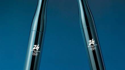 Pochodnia olimpijska jest niebiesko-zielona Fot. olympics.com