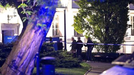 Działania służb na terenie Kampusu Głównego UW w Warszawie. Fot. PAP/Radek Pietruszka 