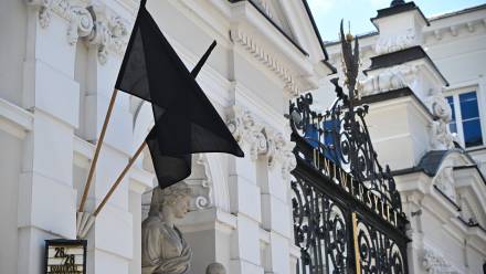 Czarne flagi przed wejściem do Kampusu Głównego UW Fot. PAP/Radek Pietruszka