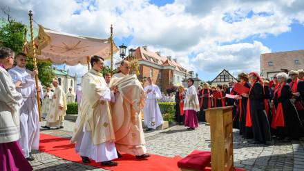 Abp Wojciech Polak podczas procesji Fot. PAP/Jakub Kaczmarczyk