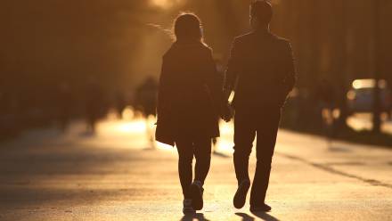 Para na spacerze Fot. PAP/Łukasz Gągulski 
