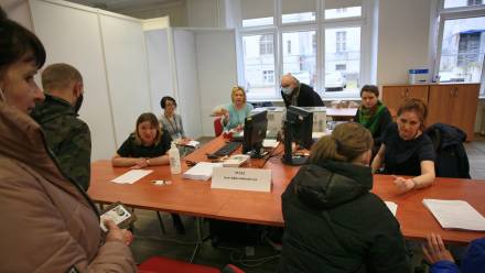 Uchodźcy z Ukrainy w urzędzie/zdjęcie ilustracyjne Fot. PAP/Lech Muszyński 