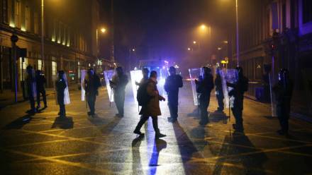 Policja w Irlandii Północnej, fot. PAP/EPA/MOSTAFA DARWISH