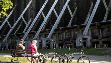 Emeryci w parku zdrojowym Fot. PAP/Tytus Żmijewski