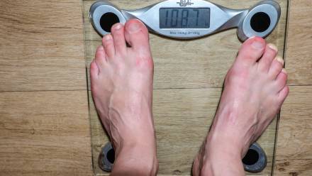 Waga łazienkowa. Zdjęcie ilustracyjne. Fot. PAP/Szymon Pulcyn