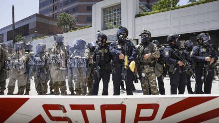 Służby podczas zamieszek w Los Angeles Fot. PAP/EPA/CAROLINE BREHMAN