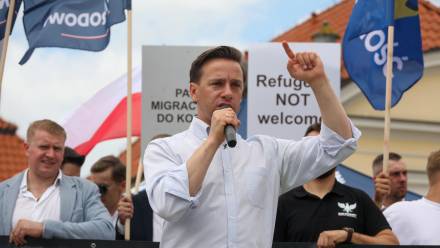 Wicemarszałek Sejmu, jeden z liderów Konfederacji Krzysztof Bosak podczas pikiety przeciwko imigracji w Białymstoku. Fot. PAP/Artur Reszko