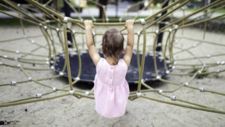 Dziecko na placu zabaw Fot. PAP/P. Werewka