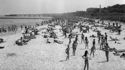 Wypoczynek na plaży na Pomorzu Zachodnim, na wybrzeżu Bałtyku, nad Zatoką Pomorską. Fot. PAP/Zbigniew Wdowiński