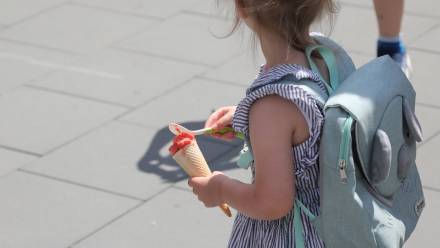 Dziewczynka jedząca lody Fot. PAP/Wojciech Olkuśnik