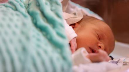 Noworodek. Fot. PAP/Marian Zubrzycki