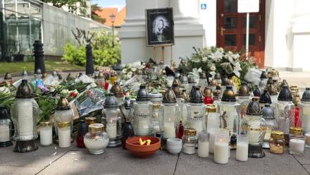 Znicze i kwiaty przed Auditorium Maximum na terenie Kampusu Głównego UW, fot. PAP/Szymon Pulcyn