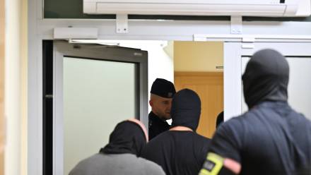 Sebastian M. i funkcjonariusz policji. Fot. PAP/Piotr Polak