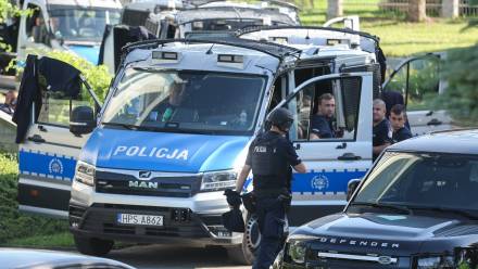 Policja podczas obławy na Tadeusza Dudę. Fot. PAP/Grzegorz Momot
