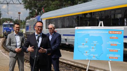 Prezentacja zmodernizowanych przez Pesa Mińsk Mazowiecki wagonów 152a. Fot. PAP/Paweł Supernak