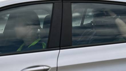 Doprowadzenie do prokuratury proboszcza z gminy Tarczyn Fot. PAP/Piotr Polak