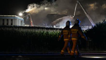 Akcja gaszenia pożaru zakładu przetwórstwa drobiowego w Kawlach Fot. PAP/Andrzej Jackowski
