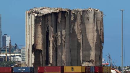 Ruiny silosów w Bejrucie. Fot. EPA/WAEL HAMZEH