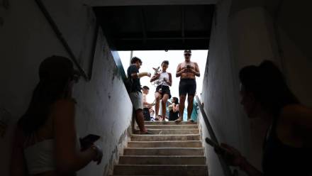 Wejście do schronu, Izrael. Fot. EPA/ABIR SULTAN 