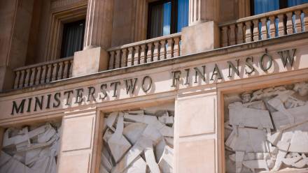 MF: w 2026 r. podwyżka akcyzy na napoje alkoholowe o 15 procent. Fot. PAP/	Leszek Szymański